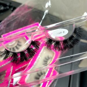 Short fluffy bratz lashes